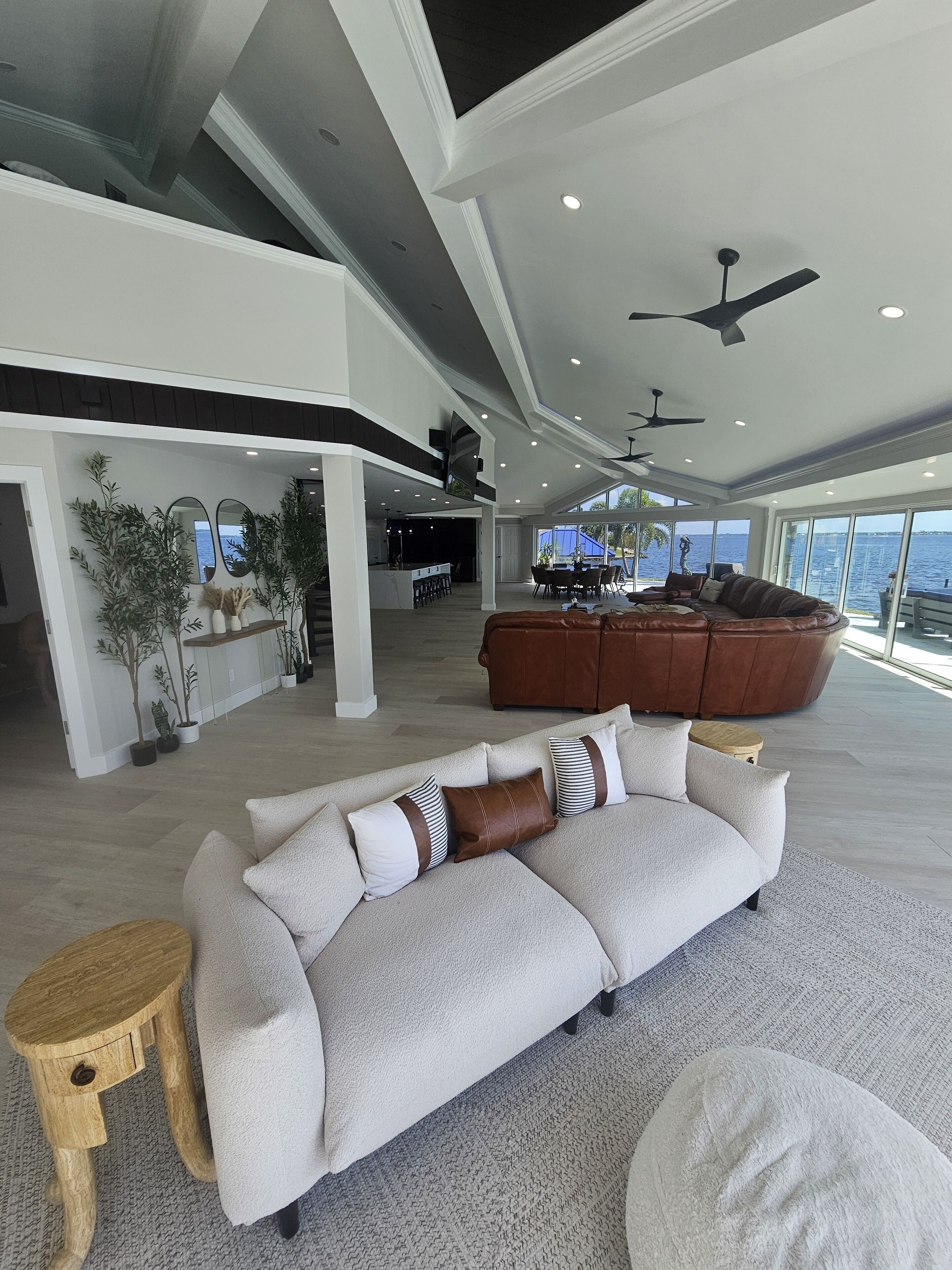 TV connectée, jeux vidéo, baby-foot, livres