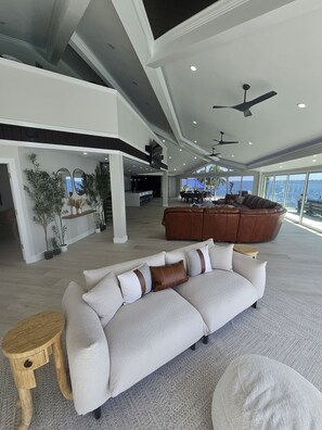 TV connectée, jeux vidéo, baby-foot, livres