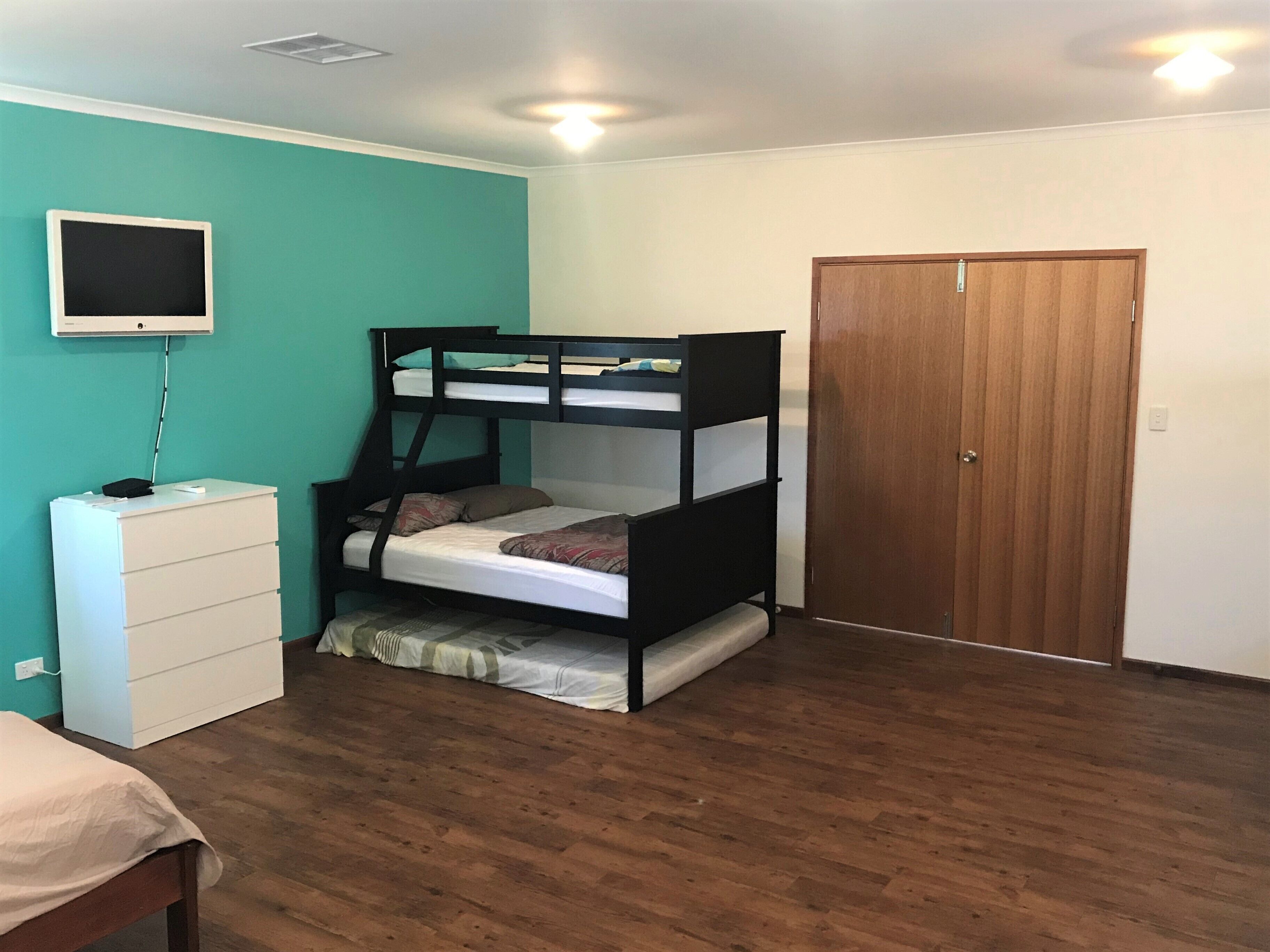 'The Sands' - spacious holiday home for large groups of family & friends. — image 13