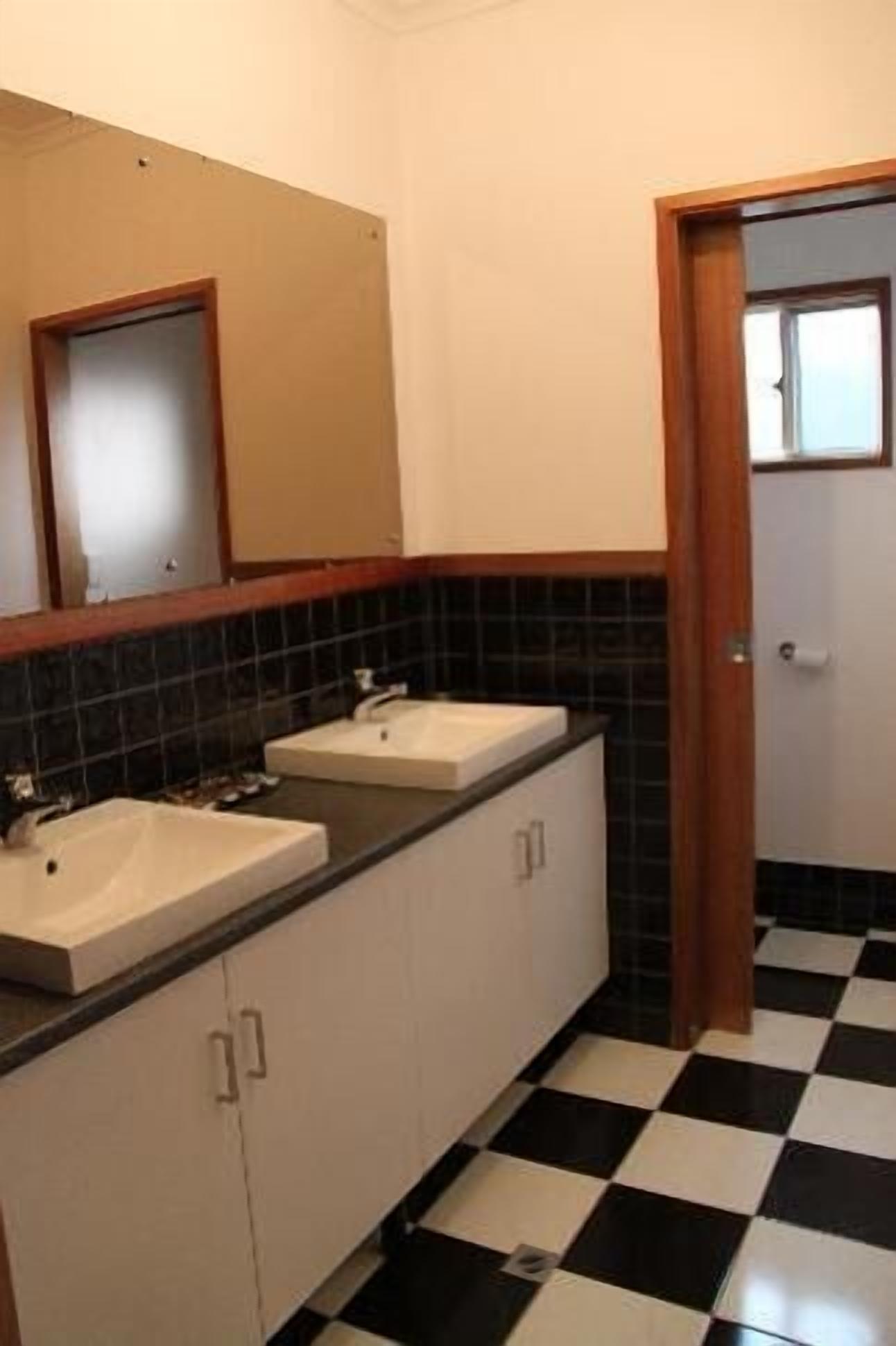 'The Sands' - spacious holiday home for large groups of family & friends. — image 10