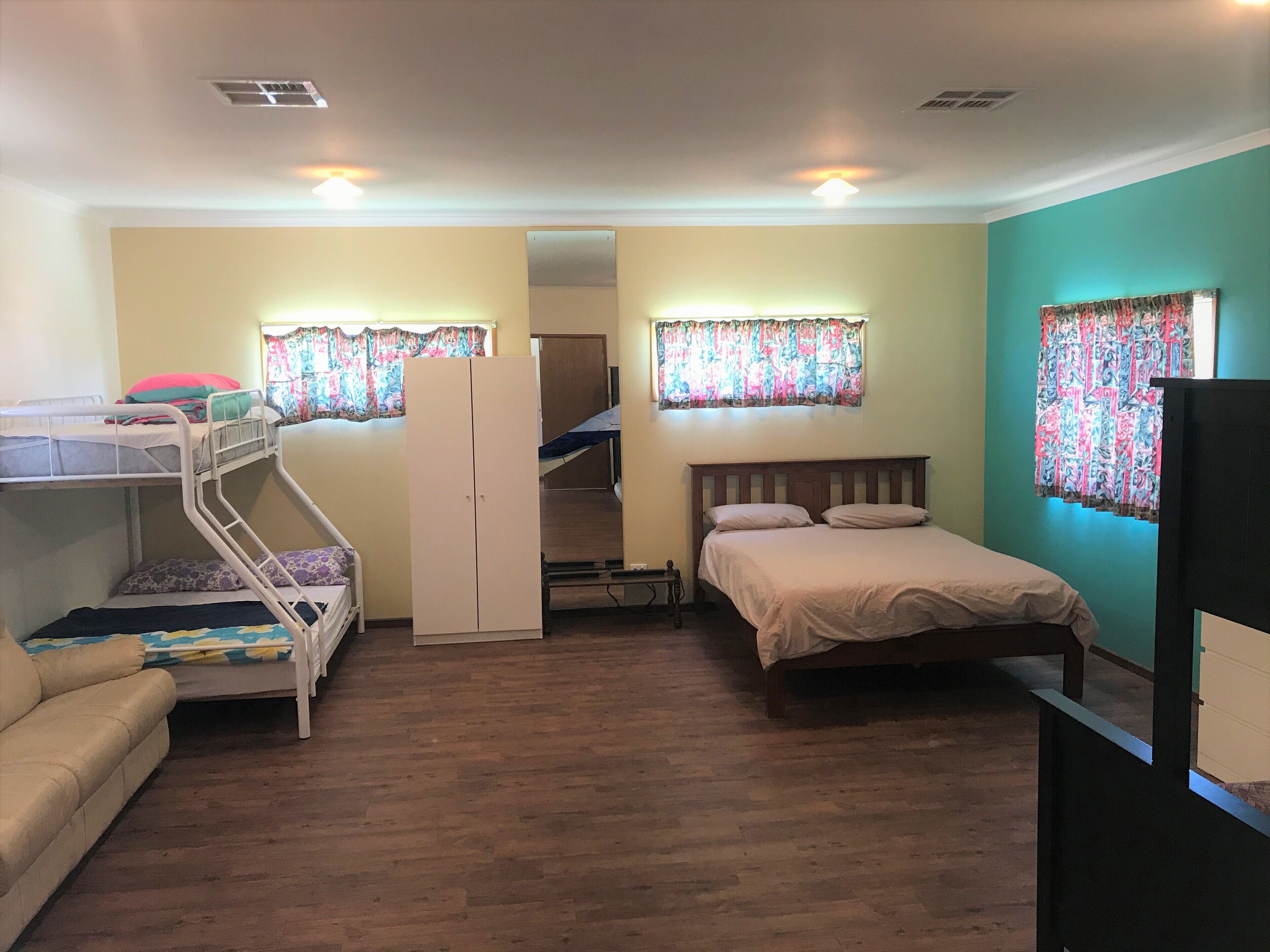 'The Sands' - spacious holiday home for large groups of family & friends. — image 11