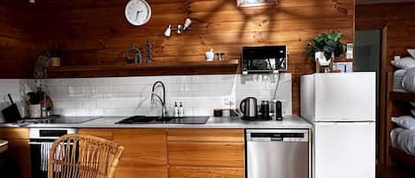 KĂŒhlschrank, Mikrowelle, Ofen, Herdplatte