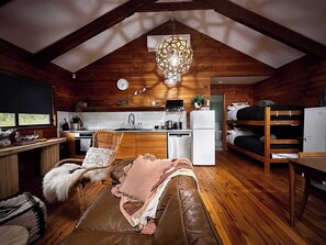 1 habitación, tabla de planchar con plancha, cuna de viaje y wifi 