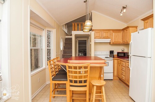 Dreams Park/All Star Getaway! Cottage #2- Old World Village