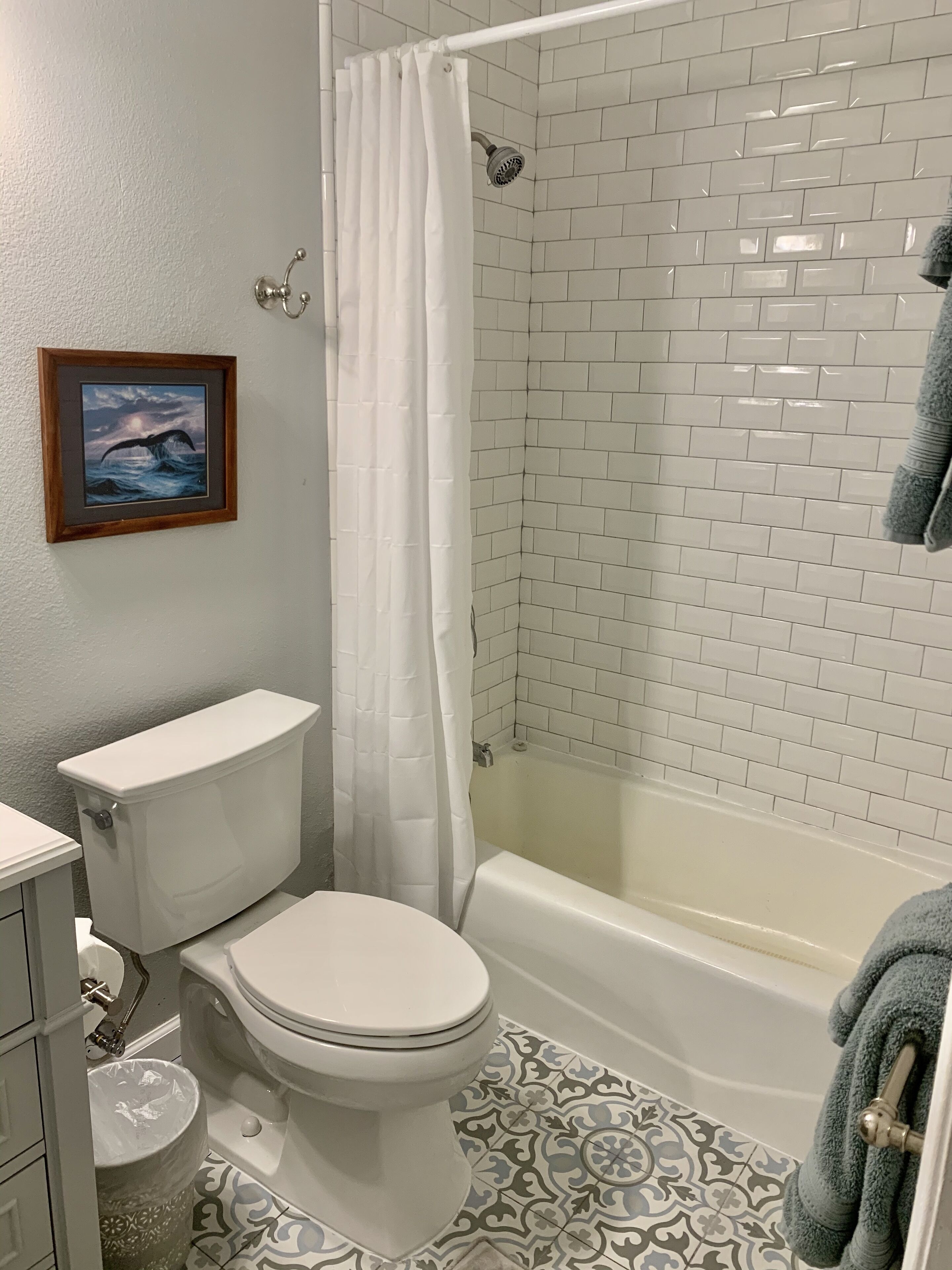 Un baño con inodoro, ducha y bañera.