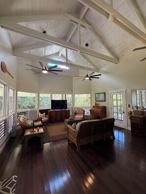 Smart TV - Elegant Secluded Beach Estate Plantation in Moloaa Bay, Hi Kauai TVR 4180 (Anahola)