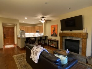 Smart-TV, Kamin, Bücher, Arbeitsbereiche