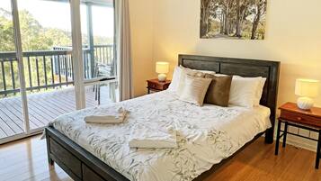 3 bedrooms, iron/ironing board, WiFi, bed sheets