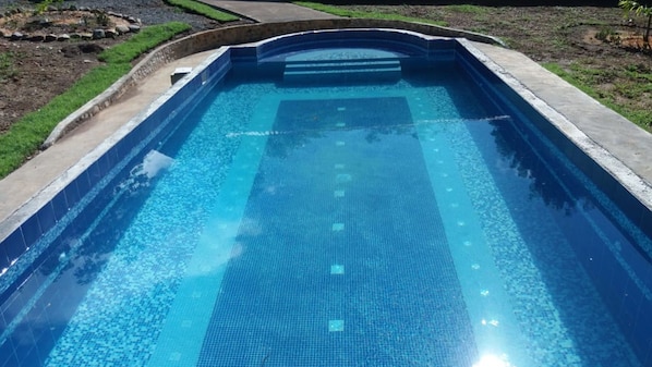 สระว่ายน้ำกลางแจ้ง