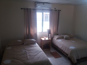 มินิบาร์, โต๊ะทำงาน, ผ้าม่านกันแสง, เตารีด/โต๊ะรีดผ้า