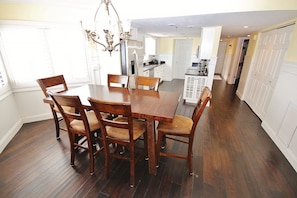 Apartment | In-room dining - Las Brisas 424 Apartment 2 (New Smyrna Beach)
