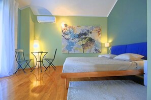 3 habitaciones, tabla de planchar con plancha, wifi y ropa de cama