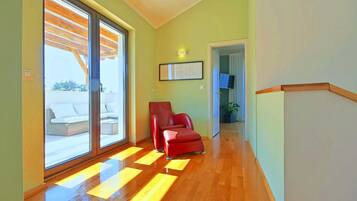 Smart TV, chimenea, videojuegos y reproductor de DVD