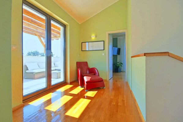 Smart TV, fireplace, video games, DVD player