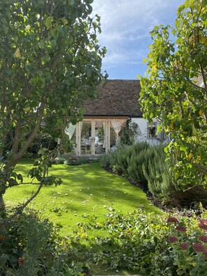 المنطقة المحيطة بالمنشأة