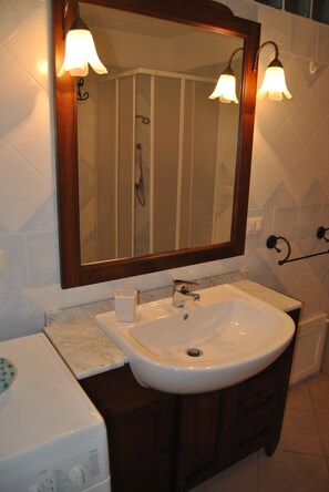 Shower, hair dryer, bidet, towels - MarVy house (Arbatax)