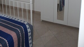 A bedroom with a bed, a wardrobe, and a window. - MarVy house (Arbatax)