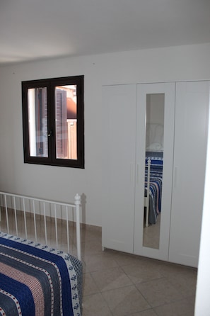 2 makuuhuonetta, silitysrauta/-lauta, vauvan matkasänky, vuodevaatteet