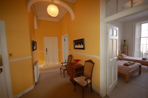 3 عدّة غرف نوم ومكواة/لوح كي وواي فاي مجانًا وملاءات أسرّة