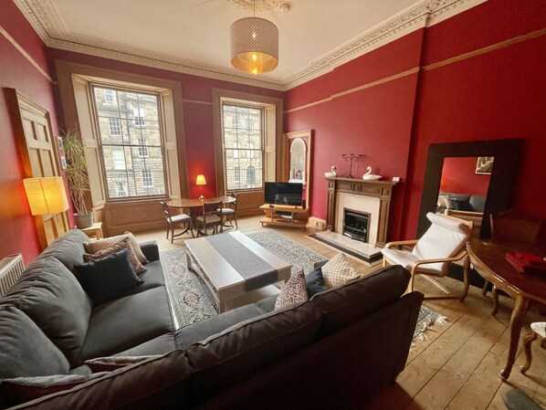 تلفزيون، مدفأة، مشغل دي في دي، كُتُب