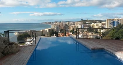 Villa moderne, à 5 minutes à pied de la plage et des restaurants. Vue sur la mer