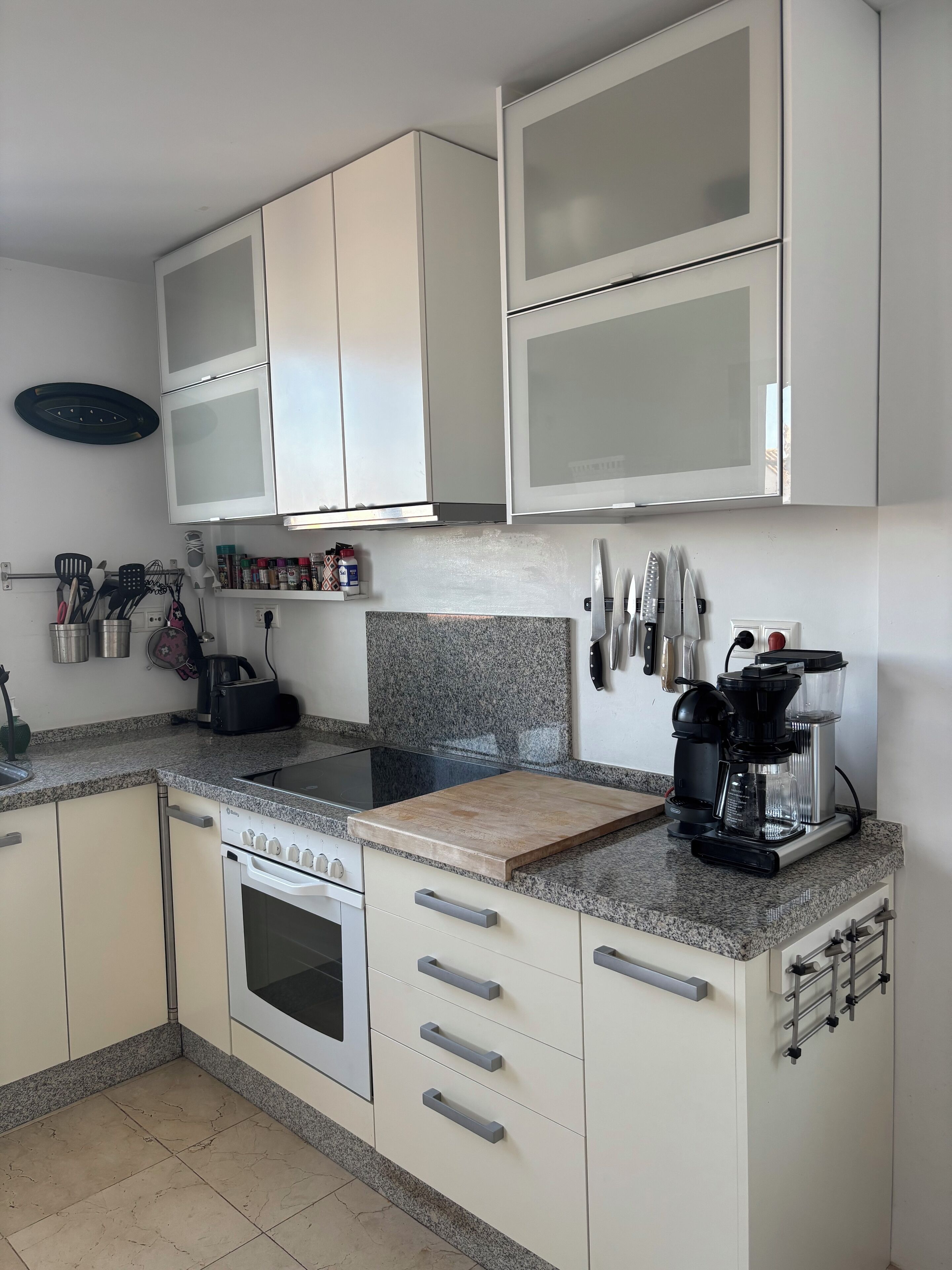 Een koelkast, een oven, een kookplaat, een vaatwasser