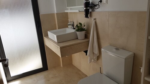 Modern villa, 5 minutes walking distance to beach and restaurants. Sea view