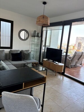 Smart TV, books - Modern villa, 5 minutes walking distance to beach and restaurants. Sea view (Fuengirola)