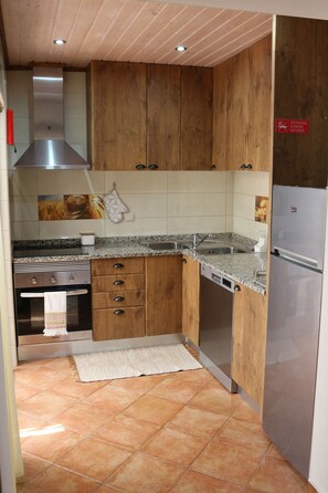 KĂŒhlschrank, Mikrowelle, Ofen, Herdplatte