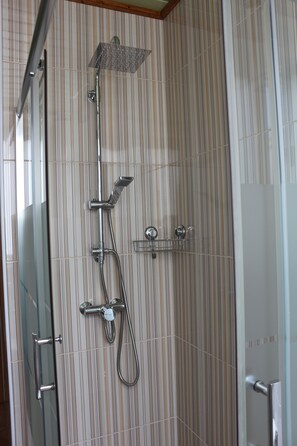 Douche, sèche-cheveux, bidet, serviettes fournies