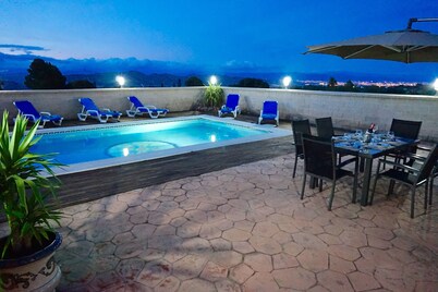 Exclusive villa with private pool, outdoor barbecue and game room 13 p.