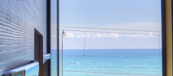 Apartment in villa, beachfront, sleeps 4, wifi, private parking