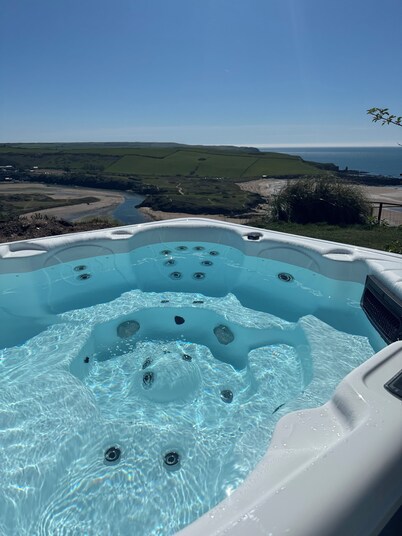 Stunning clifftop Farmhouse in Bigbury-on-Sea, hot tub & spectacular sea views
