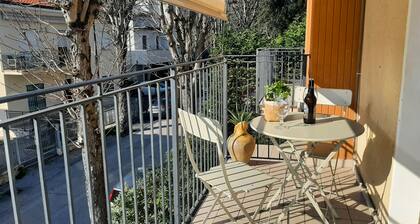 Large and bright, a stone's throw from the castle, balcony, FREE WIFI, A / C, parking space