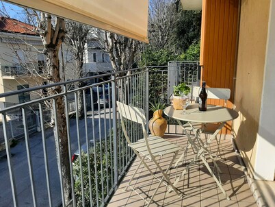 Large and bright, a stone's throw from the castle, balcony, FREE WIFI, A / C, parking space