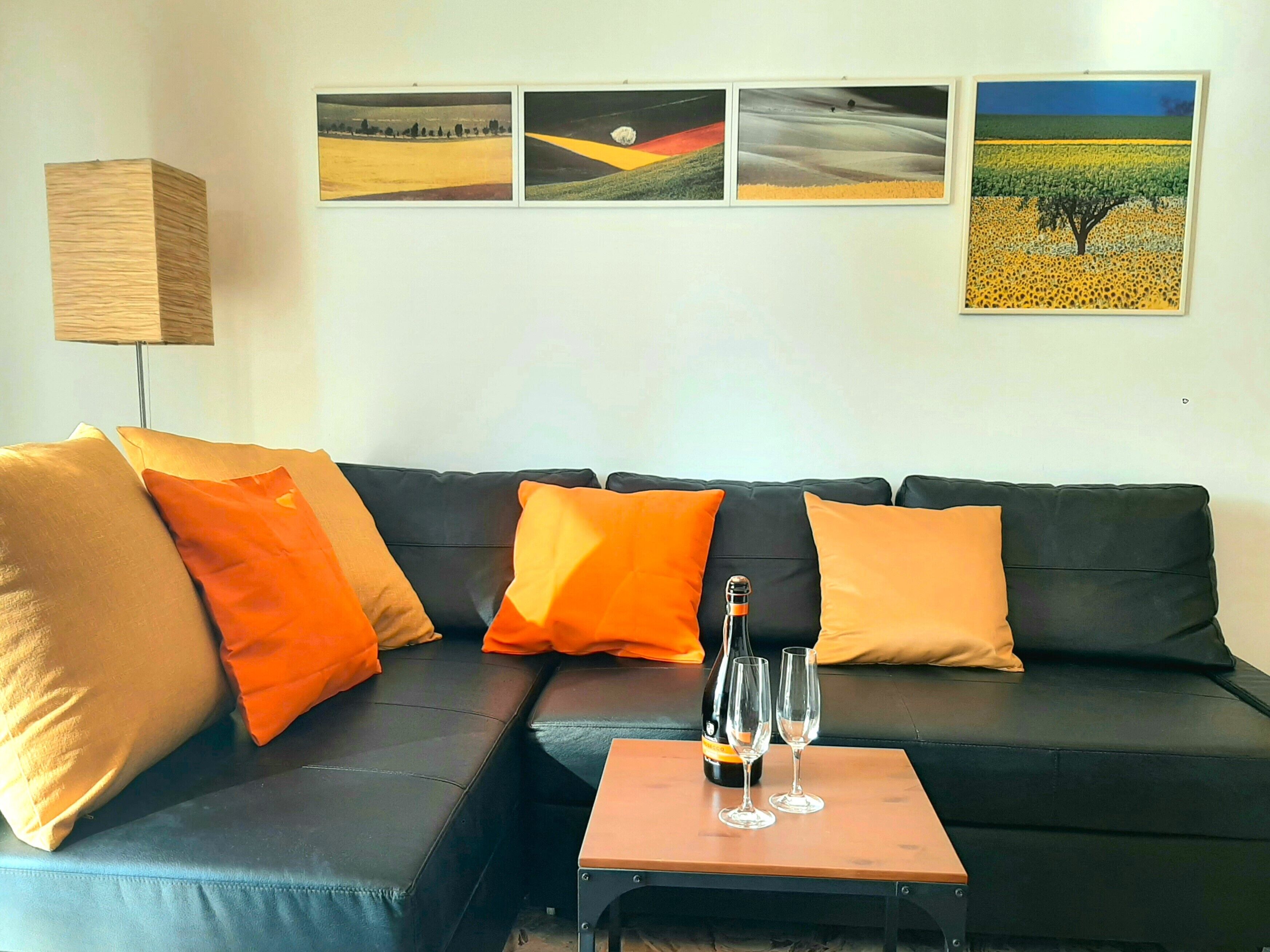 Smart TV, libros y oficina 