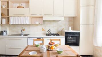 Een koelkast, een magnetron, een oven, een kookplaat