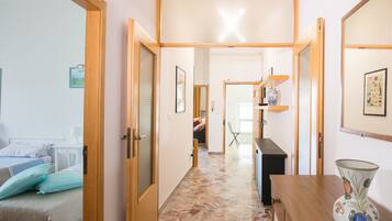 2 slaapkamers, een bureau, een strijkplank/strijkijzer, reisbedje