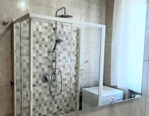 Dusche, Haartrockner, Bidet, Handtücher