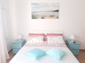 2 soverom, skrivebord, strykejern/-brett og reiseseng for barn