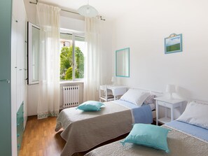2 bedrooms, desk, iron/ironing board, travel crib - Large and bright, a stone's throw from the castle, balcony, FREE WIFI, A / C, parking space (Rimini)