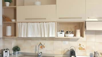 Een koelkast, een magnetron, een oven, een kookplaat