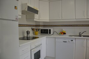 Refrigerador, microondas, horno, placa de cocina