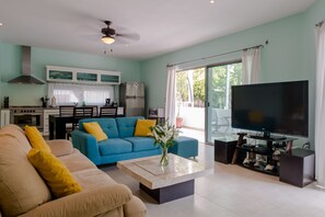 Departamento, 2 habitaciones | Sala de estar | Televisión de pantalla plana 