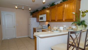 Private kitchen - Sandy Ridge - 408 Earlmont By Fairytale VR (Davenport)