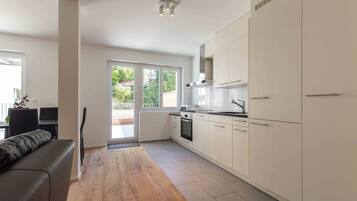 Großer Kühlschrank, Mikrowelle, Ofen, Herdplatte