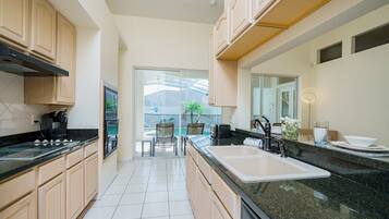 Full-sized fridge, microwave, oven, stovetop