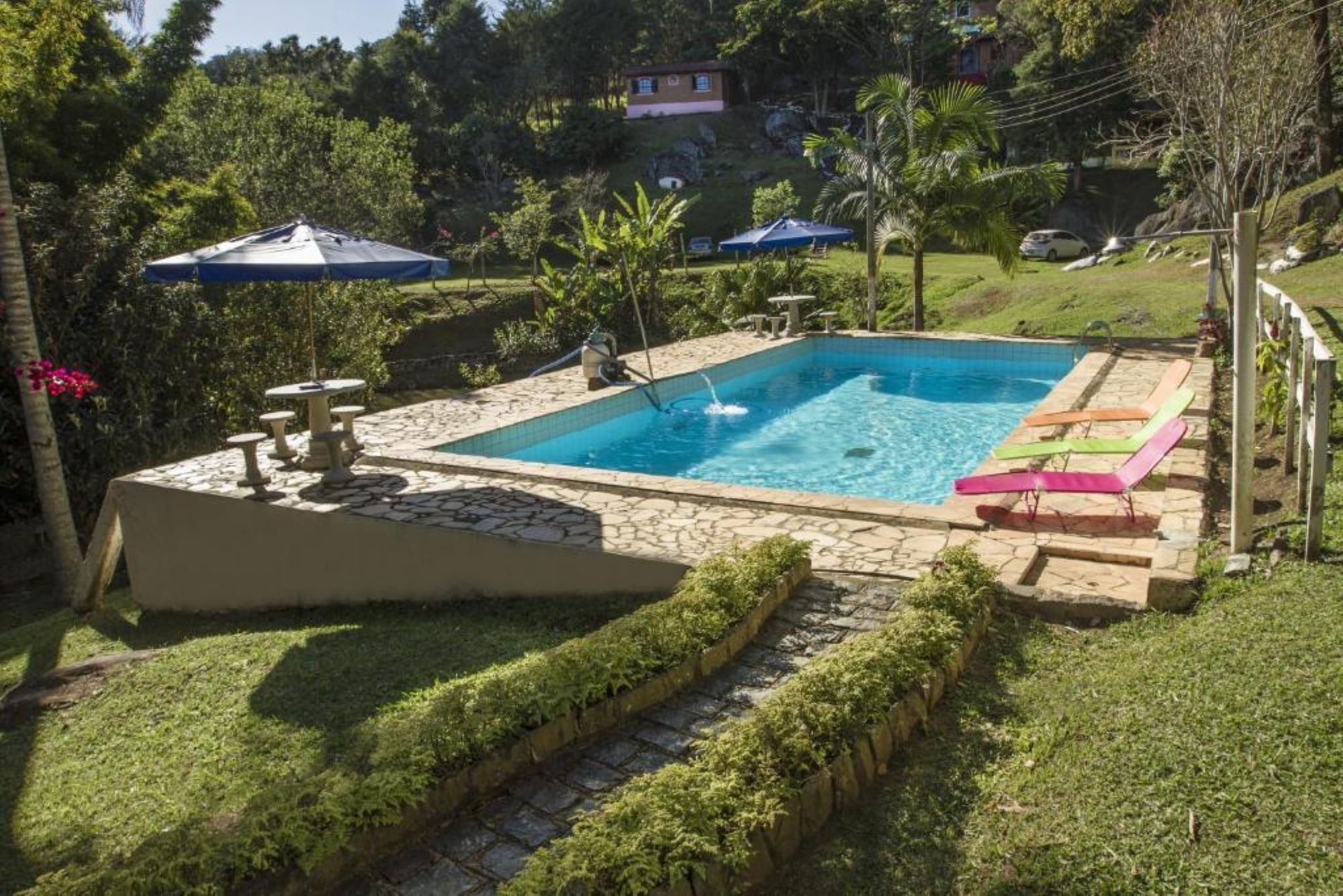 Kolam renang outdoor, dengan kursi berjemur