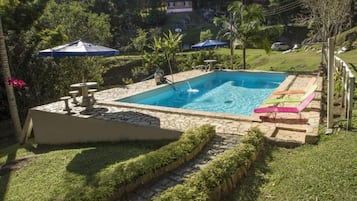 Kolam renang outdoor, dengan kursi berjemur