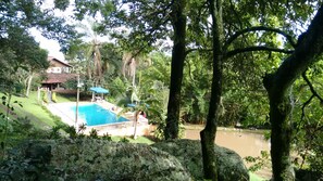 สระว่ายน้ำกลางแจ้ง เปิด 8:00 น. ถึง 22:00 น., เก้าอี้อาบแดดริมสระ